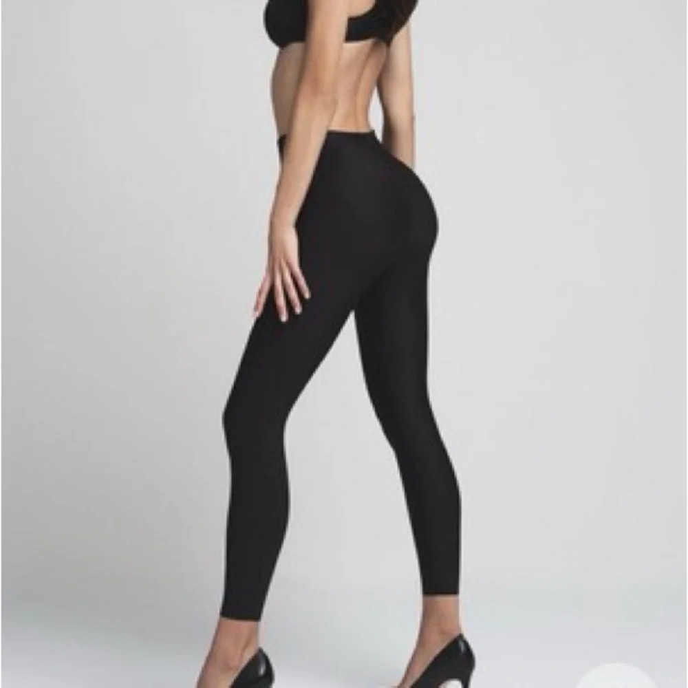 SKIMS BUTT (B8) LIFTING NWT SIZE M LEGGINGS